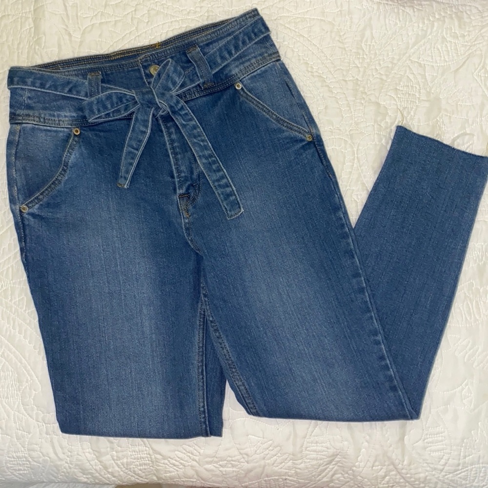 Skinny jeans with waist tie